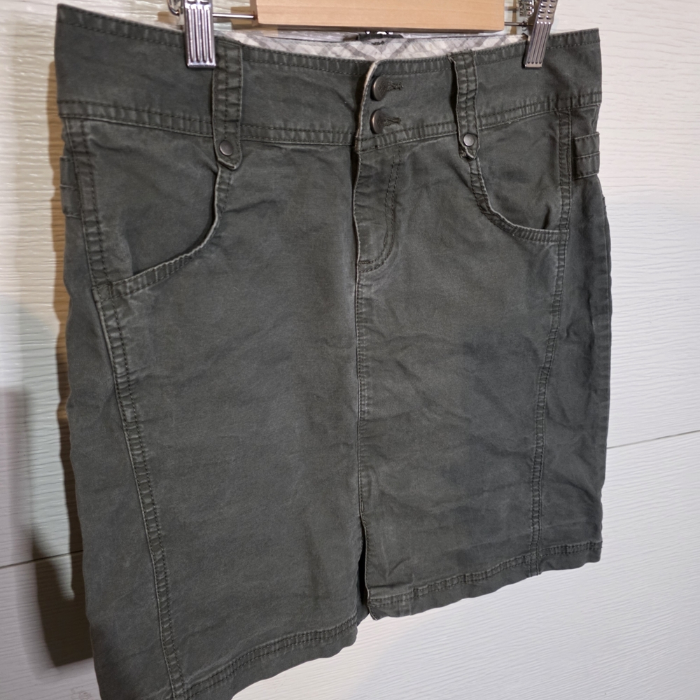 Columbia Women's Green Cargo Shorts
